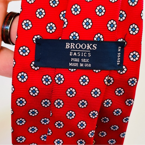 BROOKS BROTHERS Basics 100% Silk Necktie Designer Red w Blue Medallions Print - Picture 4 of 5
